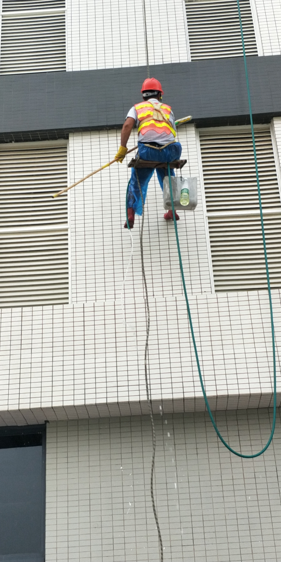 南海外墻清洗高空作業(yè)是工作的難點